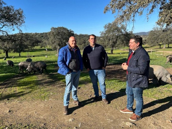 El diputado provincial de La Izquierda de Huelva, Marcos Toti, en una deseha de la provincia.
