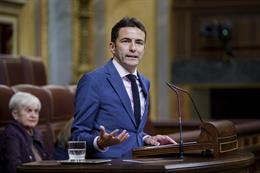 El diputado del PSOE Pedro Casares durante una sesión plenaria en el Congreso de los Diputados, a 8 de abril de 2025, en Madrid (España). 