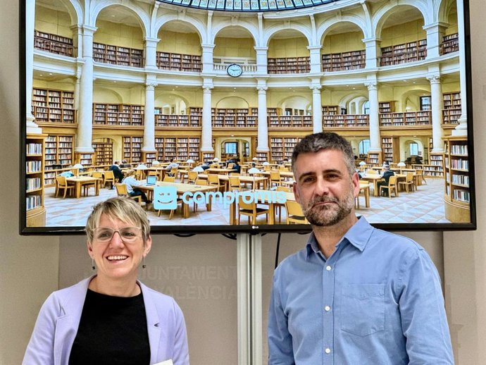 La portaveu de Compromís a l'Ajuntament de València, Papi Robles, i el també edil d'aquesta coalició Pere Fuset plantegen que l'edifici de Correos de la ciutat es convertisca en una biblioteca pública.