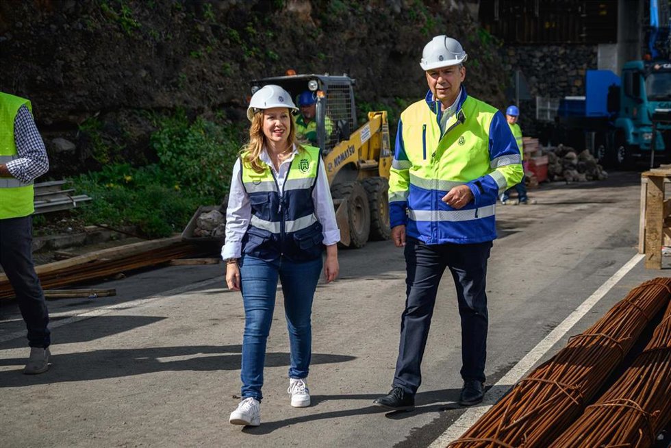 La presidenta del Cabildo de Tenerife, Rosa Dávila, y el consejero de Carreteras, Dámaso Arteaga