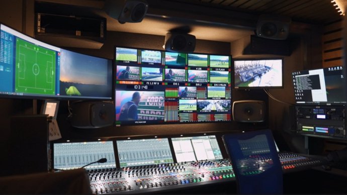Imagen de un set de televisión de la plataforma de streaming 'DAZN'