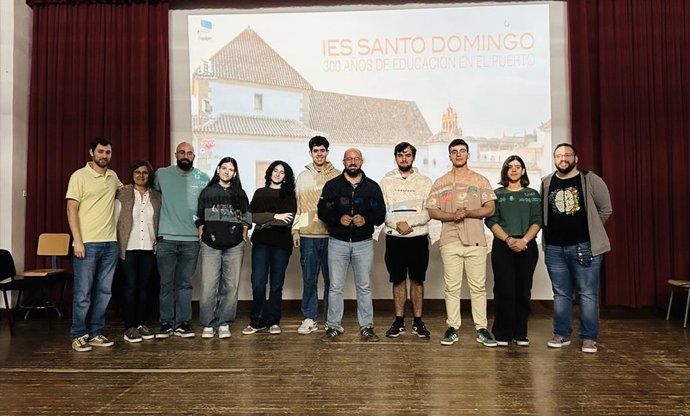 El alcalde de El Puerto de Santa María (Cádiz), Germán Beardo, visita al equipo Zephysat, del IES Santo Domingo, que participará en la fase nacional del Desafío CanSat.