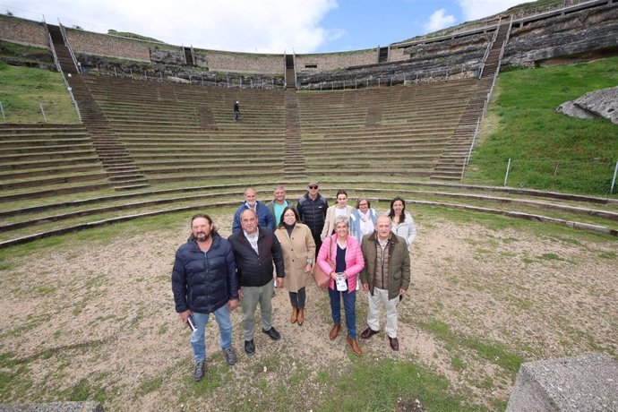 Foto de familia de los alcaldes y la diputada Raquel Contreras en el teatro romano.