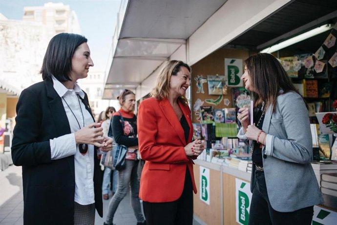 Begoña Carrasco y María España en la Fira del LLibre