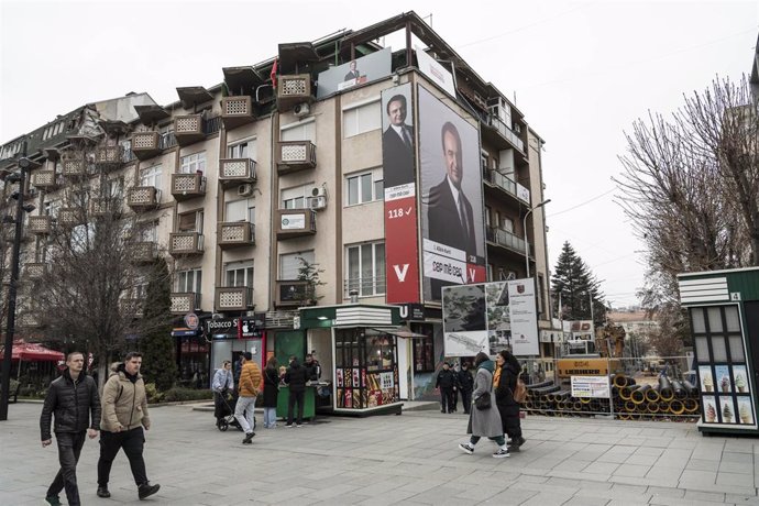 Archivo - Carteles electorales en Pristina, capital de Kosovo