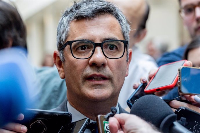 El ministro de la Presidencia, Justicia y Relaciones con las Cortes, Félix Bolaños, atiende a los medios de comunicación a su llegada a una sesión de control al Gobierno en el Senado, a 6 de mayo de 2025.