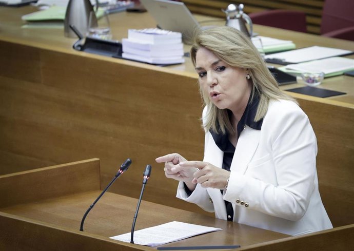 Archivo - Imagen de archivo de la vicepresidenta primera del Consell y consellera de Servicios Sociales, Igualdad y Vivienda, Susana Camarero, en el pleno de Les Corts