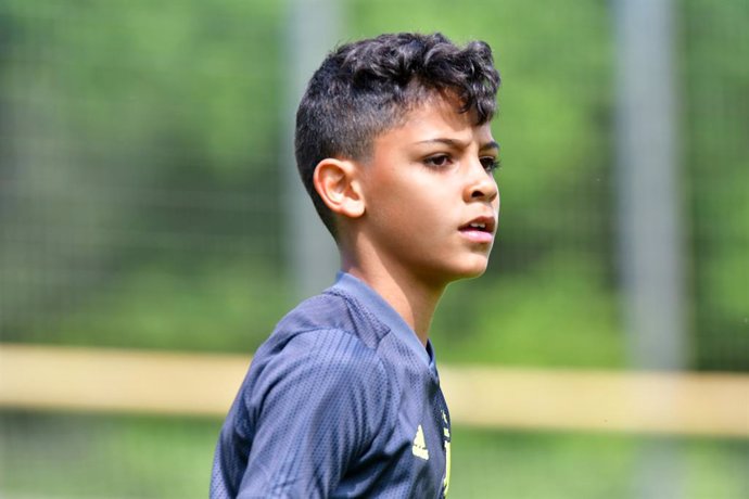 Archivo - FILED - 11 May 2019, Nordrhein-Westfalen, Kempen-oenisberg (Kreis Viersen/: Cristiano Ronaldo Jr. takes to the pitch at a youth football tournament in the Juventus Turin jersey.  Cristiano Ronaldo's son has been called up to Portugal's Under-15 