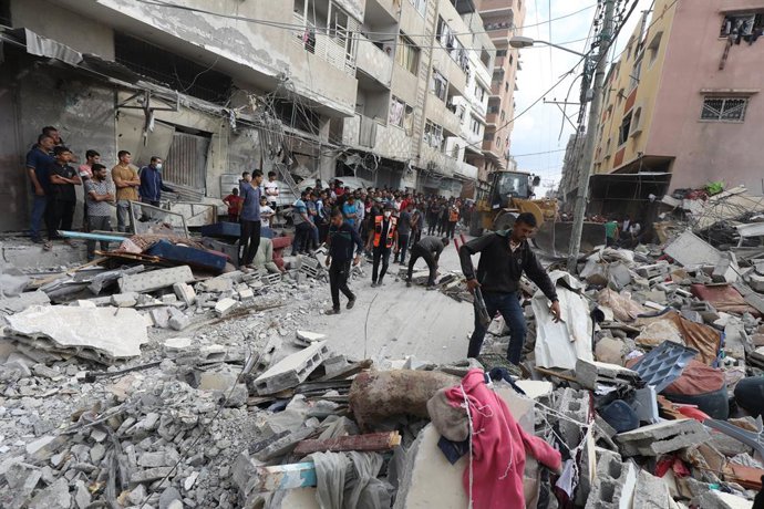 Archivo - Un grupu de palestinos busca a víctimes tres un bombardéu executáu pol Exércitu d'Israel contra'l campamentu de refuxaos de Nuseirat, nel centru de la Franxa de Gaza (arquivu)  