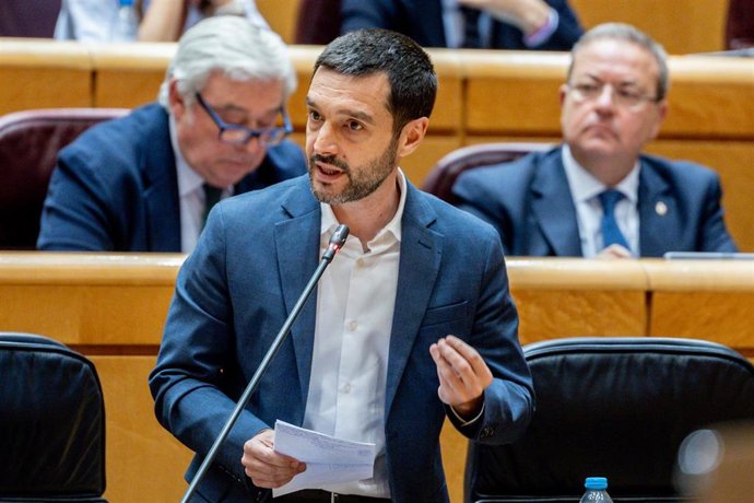 El ministro de Derechos Sociales, Consumo y Agenda 2030, Pablo Bustinduy, durante una sesión de control al Gobierno, en el Senado, a 22 de abril de 2025, en Madrid (España). 