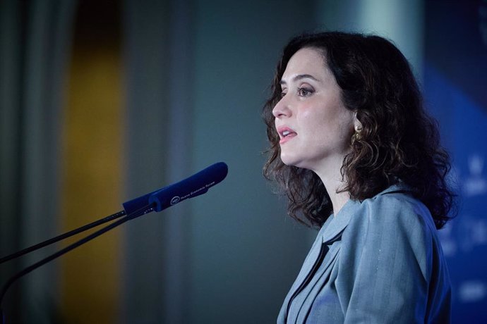 La presidenta de la Comunidad de Madrid, Isabel Díaz Ayuso, presenta al presidente de Cepyme, Gerardo Cueva, durante un desayuno informativo organizado por Fórum Europa, en el Hotel Mandarin Oriental Ritz, a 5 de mayo de 2025, en Madrid (España).