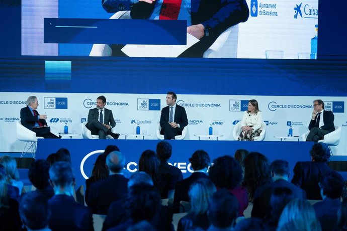 El ministro de Economía, Carlos Cuerpo; el presidente de KPMG España, Juanjo Cano; la directora general de Amgen Iberia, Fina Lladós, y el presidente de Fira de Barcelona, Pau Relat.