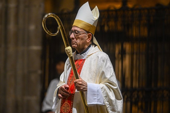 El cardenal elector y arzobispo de Barcelona, Juan José Omella, oficia la misa de Pascua en la Catedral de Barcelona, a 21 de abril de 2025, en Barcelona, Catalunya (España).