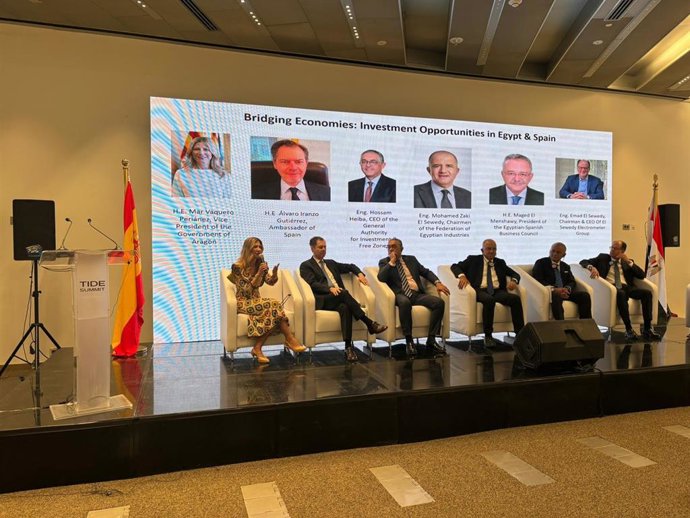 Mesa redonda en la que ha participado la vicepresidenta del Gobierno de Aragón, Mar Vaquero, en El Cairo.