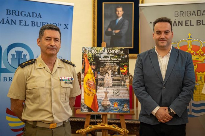 El coronel Manuel Navarro y Juan Ramón Valdivia, durante la presentación de la jura de bandera que tendrá lugar en Priego de Córdoba el próximo 7 de junio.
