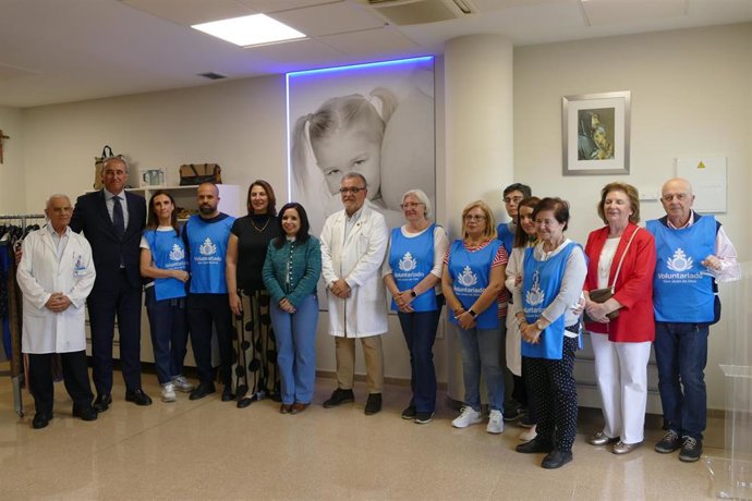 Autoridades, representantes del Hospital San Juan de Dios y voluntariado previamente a la inauguración.