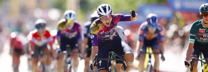 La neerlandesa Femke Gellert celebra su victoria en la tercera etapa de La Vuelta Femenina by Carrefour.Es