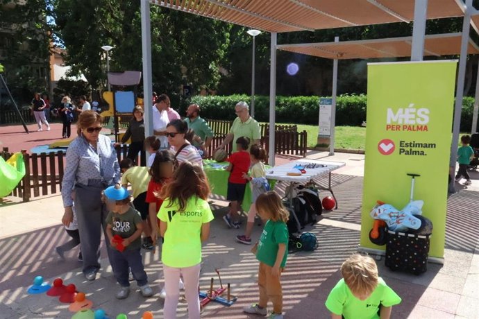 Familias participan en el acto organziado en la plaza de los Patines por MÉS per Palma.