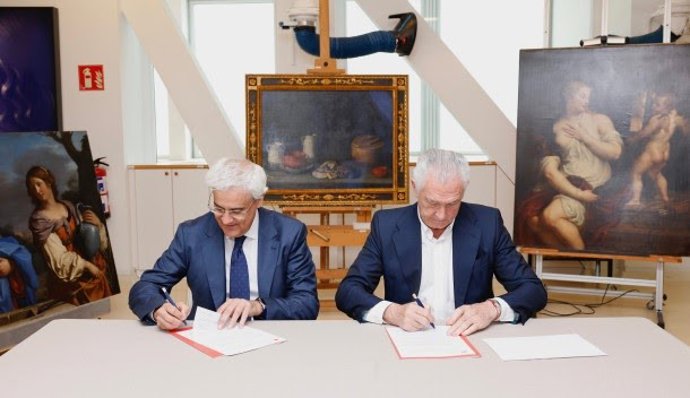 La Firma Ha Tenido Lugar En El Museo Thyssen Por Parte De Evelio Acevedo (Dcha), Director Gerente Del Museo, E Ignacio García-Belenguer, Director Del Teatro Real (Izda).