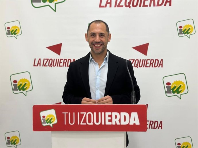Archivo - El coordinador provincial de IU Córdoba, Sebastián Pérez, en la sede provincial de su formación.