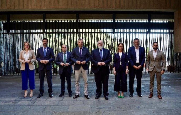 Foto de familia de la presentación del barómetro de autónomos en Canarias