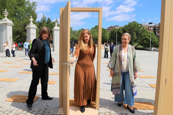La consejera de Familia, Juventud y Asuntos Sociales, Ana Dávila, asiste a la presentación de la campaña 'Puertas que abren historias',