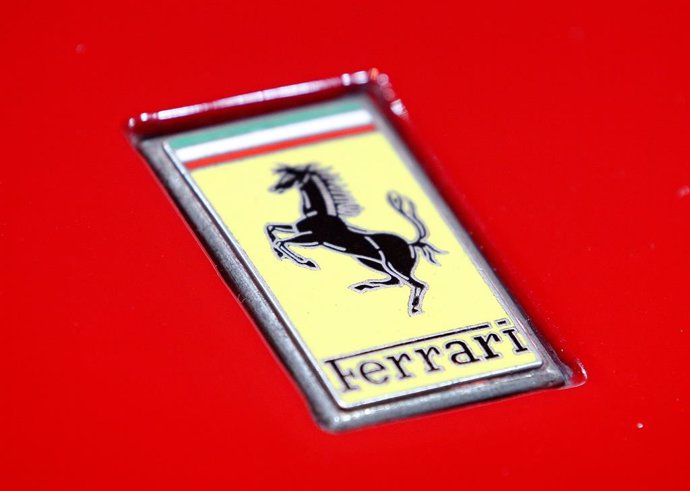 Archivo - FILED - 23 March 2022, North Rhine-Westphalia, Essen: A general view of the Ferrari logo placed on the hood of a vehicle. Photo: Roland Weihrauch/dpa