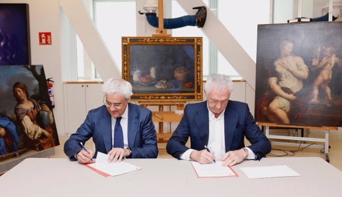 La firma ha tenido lugar en el Museo Thyssen por parte de Evelio Acevedo (dcha), director gerente del museo, e Ignacio García-Belenguer, director del Teatro Real (izda).