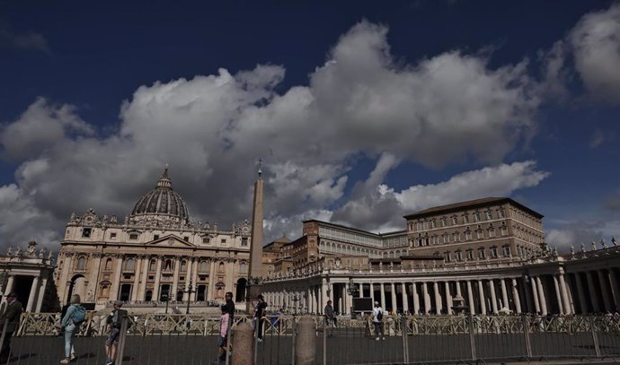 May 6,  2025 - Vatican City.  Red drapes are wrapped around columns of the central lodge of St. Peter's Basilican Vatican city, before the Conclave starting on May 7, where the 267th pontiff of the Catholic Churc will be elected. ÂEvandroInetti_via ZUMA 
