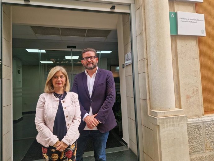 Antonia Olivares y Pedro Jesús López ante la Delegación de Desarrollo Educativo y Formación Profesional.