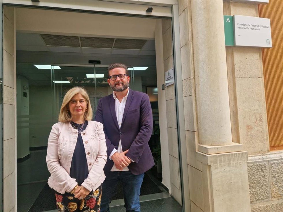 Antonia Olivares y Pedro Jesús López ante la Delegación de Desarrollo Educativo y Formación Profesional.