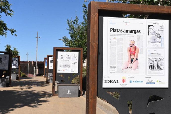 Exposición de portadas y páginas de 'Ideal' sobre Almería 2005 en el Parque de la Estación.