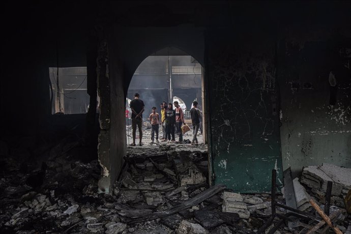 23 April 2025, Palestinian Territories, Gaza: Palestinians inspect the damage after an Israeli strike on a school housing displaced Palestinians in Gaza City on April 23, 2025. Photo: Omar Ashtawy/APA Images via ZUMA Press Wire/dpa