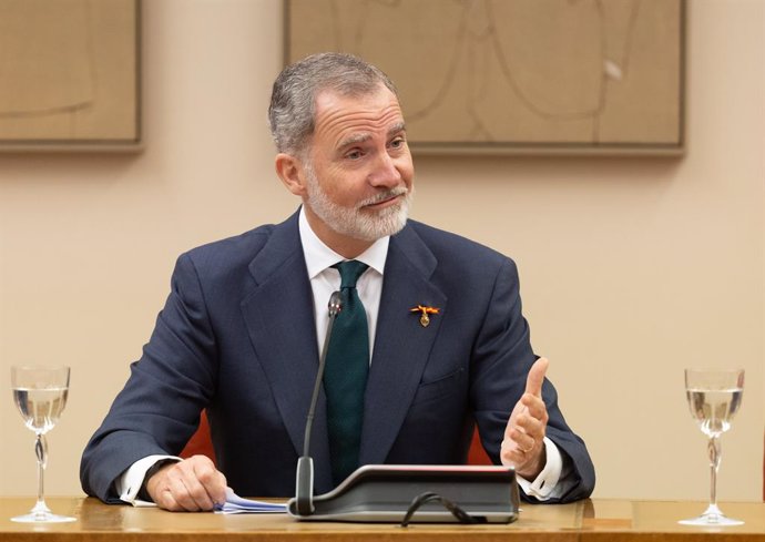El Rey Felipe VI interviene durante un acto conmemorativo por el ‘Día Internacional del Pueblo Gitano’, en el Congreso de los Diputados, a 8 de abril de 2025, en Madrid (España).  Los Reyes han presidido este acto institucional para conmemorar el 600º ani
