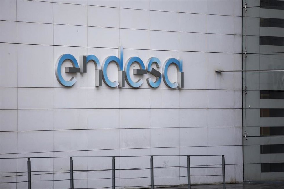 Archivo - Logotipo de la empresa Endesa en su sede cerca de IFEMA en Madrid, (España) a 10 de junio de 2021.