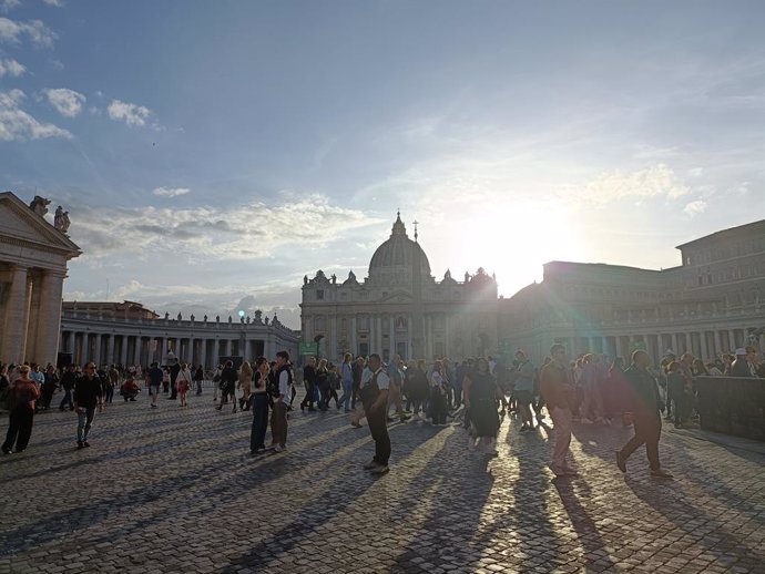 Decenas de turistas en la plaza de San Pedro.