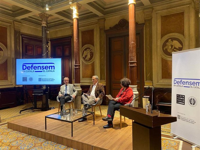 El presidente de la Comissió de Llengua del Cicac, David Casellas; el diputado de la Junta de Govern del ICAB y miembro de la Comissió de Justícia de Plataforma per la Llengua, Frederic Munné, y la vicepresidenta de Plataforma per la Llengua, Mireia Plana