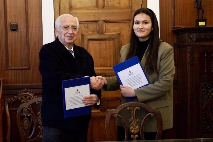 La consejera de Políticas Sociales, Randa Mohamed, con el presidente de Melilla
