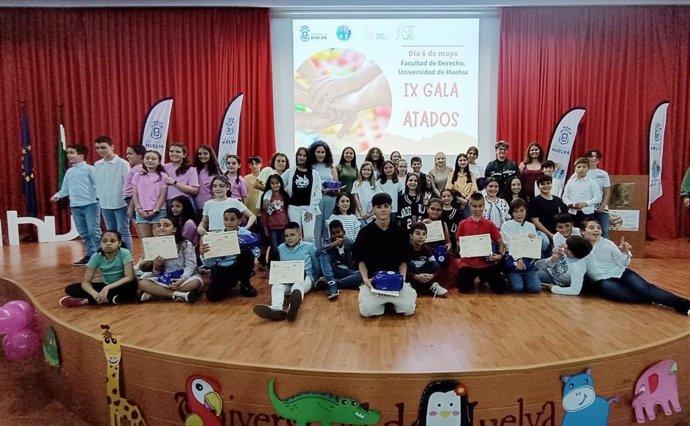 Foto de grupo de la novena edición de la Gala de los premios 'Atados'