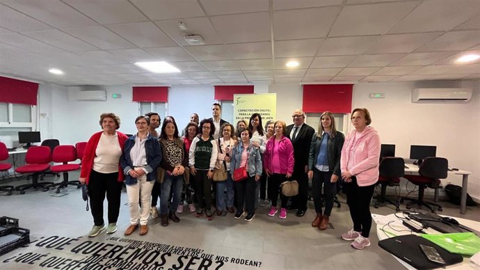 El diputado provincial de Empleo y Empresa, Luis Miguel Carmona, ha inaugurado junto a la alcaldesa de Valdepeñas de Jaén, Laura Nieto, y el delegado de Justicia de la Junta de Andalucía en Jaén, Javier Carazo, un curso sobre teléfonos inteligentes