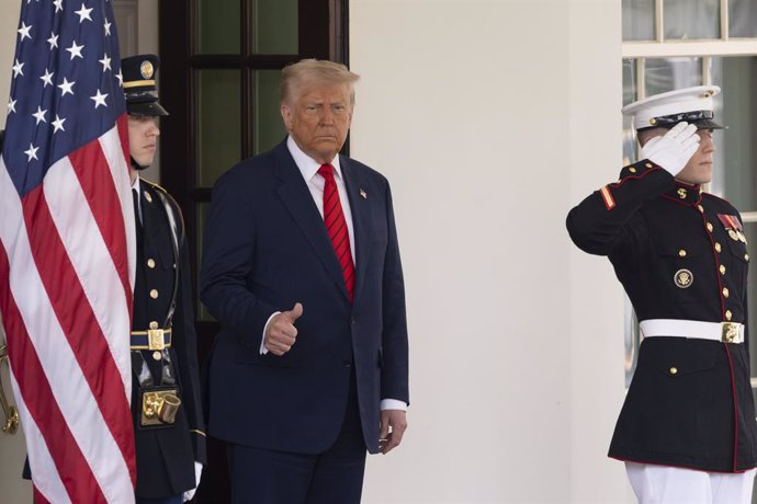 6 de maio de 2025, Washington, Distrito de Columbia, EUA: O presidente dos Estados Unidos, Donald J. Trump, gesticula para a mídia enquanto se prepara para receber o primeiro-ministro do Canadá, Mark Carney, na Casa Branca, em Washington, DC, em 6 de maio