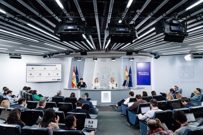 (I-D) La ministra d'Habitatge i Agenda Urbana, Isabel Rodríguez; la ministra d'Educació, FP i Esports i portaveu del Govern, Pilar Alegria; la vice-presidenta segona i ministra de Treball i Economia Social, Yolanda Díaz, i el ministre per la Transfo