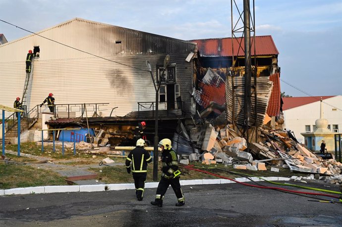 Archivo - September 2, 2024, Kyiv, Ukraine: Rescuers extinguish a fire in the destroyed gym of the International Academy of Personnel Management, which suffered from a missile attack by the Russian Army in Kyiv. Russian Army inflicted a missile blow on th