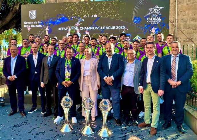 Autoridades de Baleares reciben a los jugadores y cuerpo técnico del Palma Fustal en el Consolat de Mar.