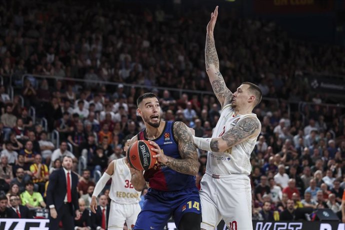 Willy Hernangomez of FC Barcelona and Daniel Theis of AS Monaco in action during the Turkish Airlines Euroleague, Play Offs match 4 between FC Barcelona and AS Monaco at Palau Blaugrana on May 02, 2025 in Barcelona, Spain.