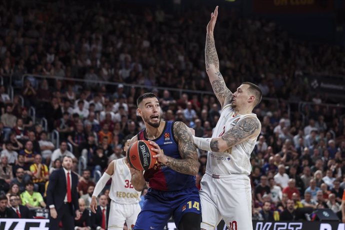 Willy Hernangomez, do FC Barcelona, e Daniel Theis, do AS Monaco, em ação durante o jogo 4 da Turkish Airlines Euroleague, Play Offs, entre FC Barcelona e AS Monaco, no Palau Blaugrana, em 2 de maio de 2025, em Barcelona, Espanha.