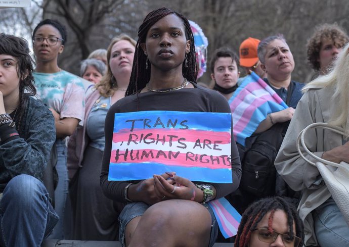Archivo - March 31, 2025, New York, New York, US: People march for rights of transgender, non-binary and queer people on Transgender Day of Visibility in New York City Monday. President Donald Trump has issued executive orders proclaiming that the governm