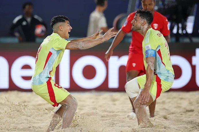 Jugadores de la selección española celebran un gol durante el Mundial de fútbol playa.