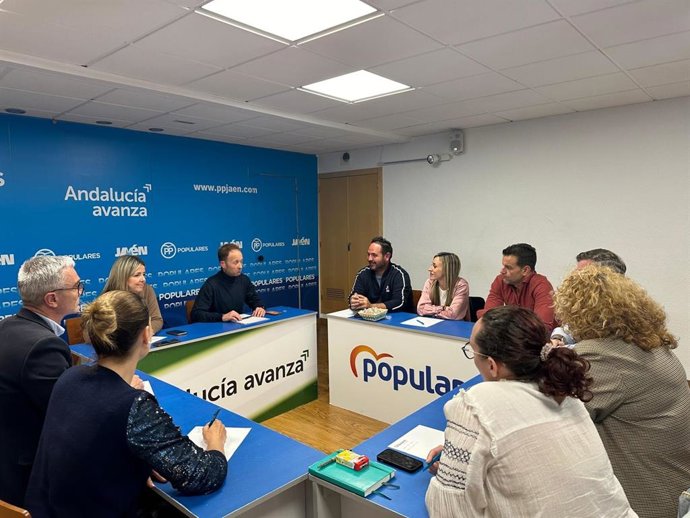 La dirección del PP de Jaén con el portavoz local de Cazorla
