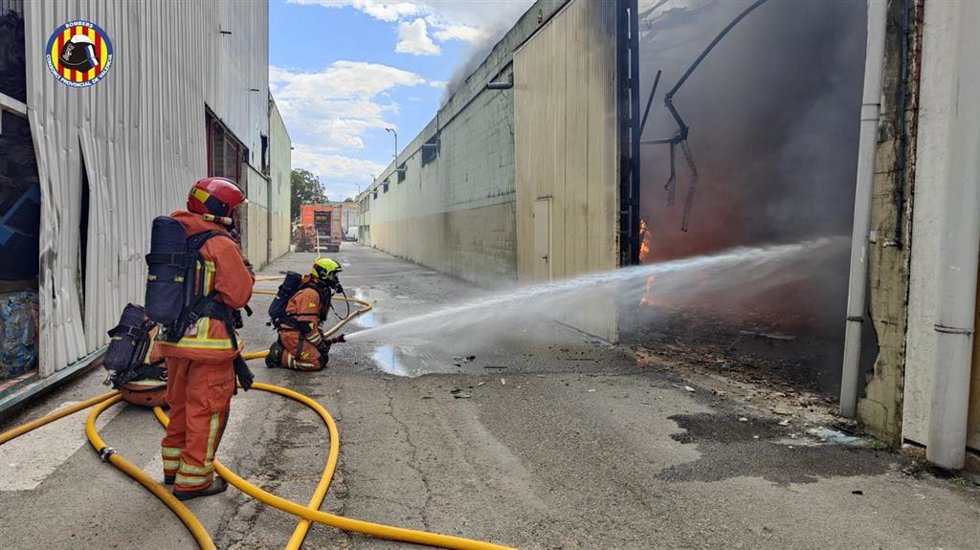 Controlado el incendio en una empresa de gestión de residuos en Silla